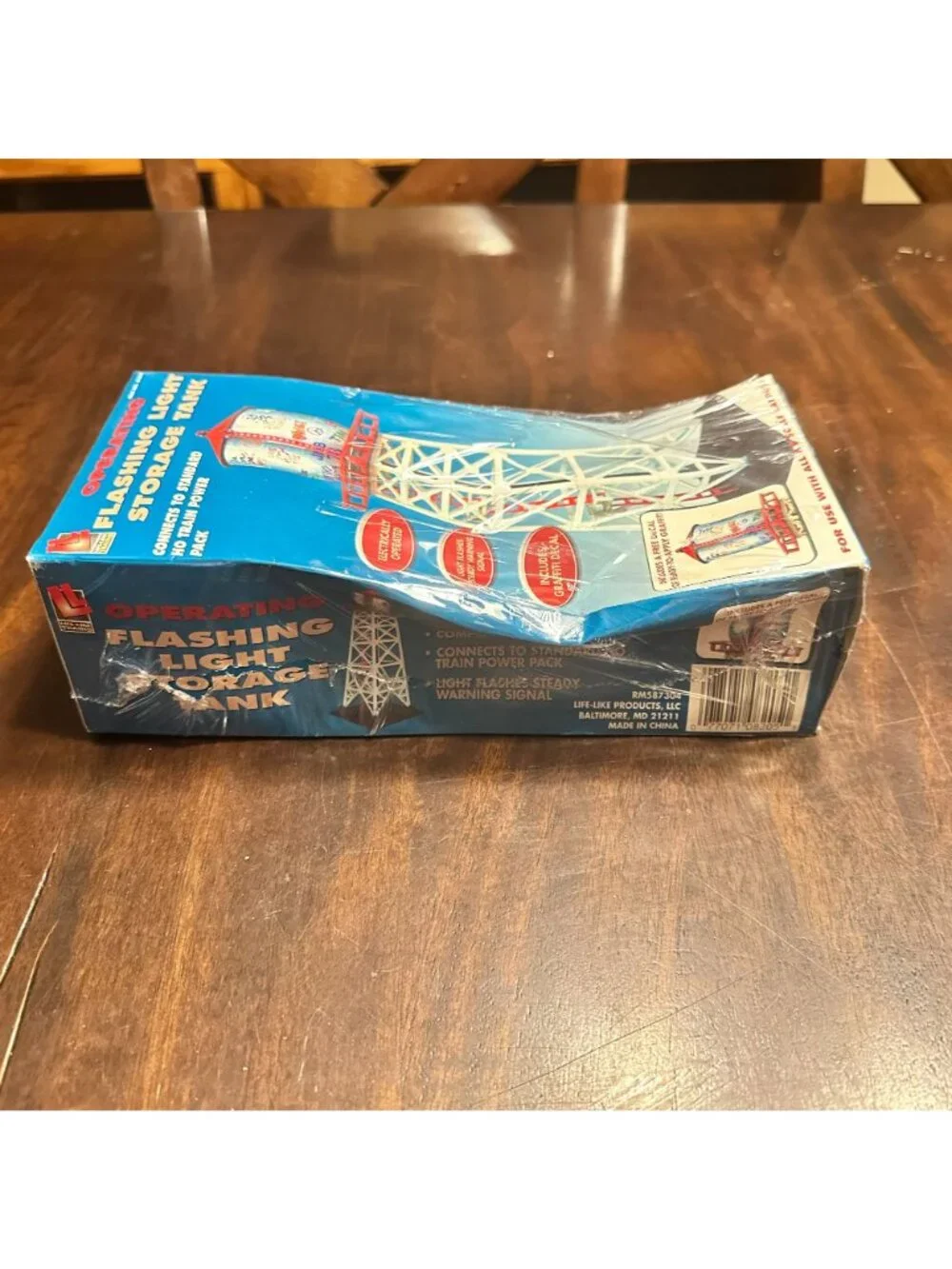 Life-Like Trains HO Scale Operating Flashing Light Storage Tank Model